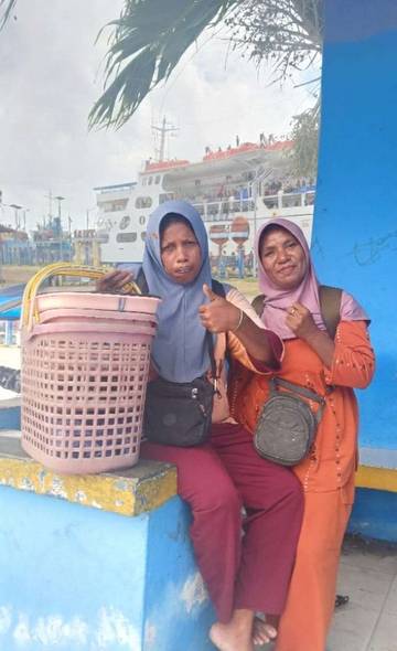 Pedagang Asongan Tual Keluhkan Pembatasan Berjualan Atas Kapal