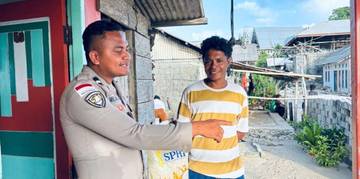 Bhabinkamtibmas Wadankou Salurkan Bansos Bagi Warga Kurang Mampu