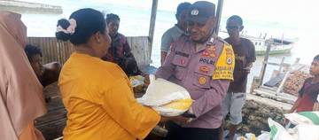 TNI-Polri Kawal Pembagian Bansos Dii Desa Kilon