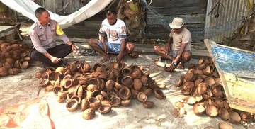Bhabinkamtibmas Watmasa Sambangi Petani Kopra
