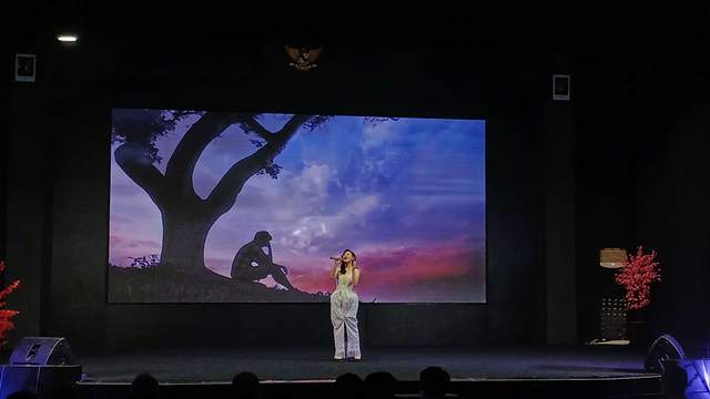 Tampil Pertama, Cheris Bernyanyi dengan Penuh Penghayatan 