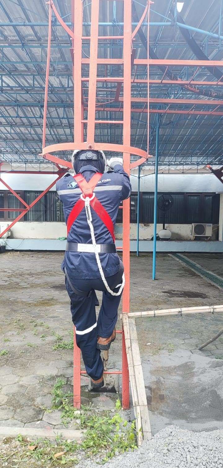 Safety Utama Bekerja di Atas Tower SST