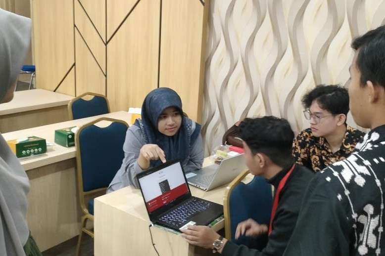 Muhammad Robby Unnes Unnes Fasilitasi Legalitas Usaha Anggota HIPMI PT Unnes - RRI.co.id