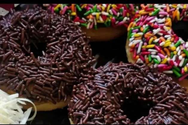 Sejarah Donat: Dari Bola Kue hingga Jajanan Populer