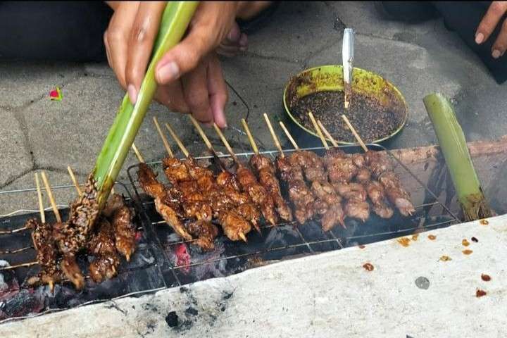 Melawan Asap Saat Membakar Sate: Ini Tipsnya