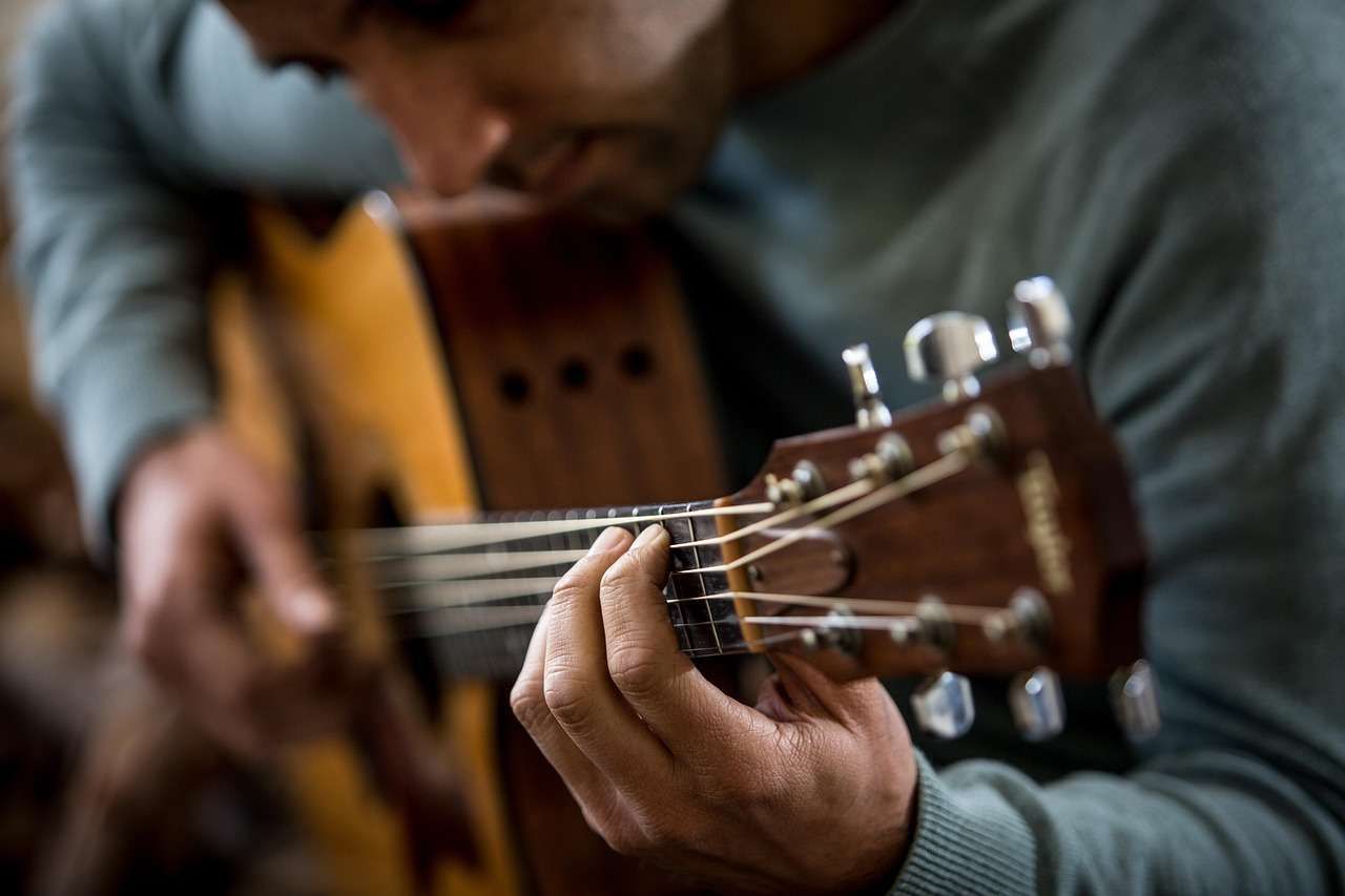 Gaya Bermain Gitar yang Populer di Kalangan Pria