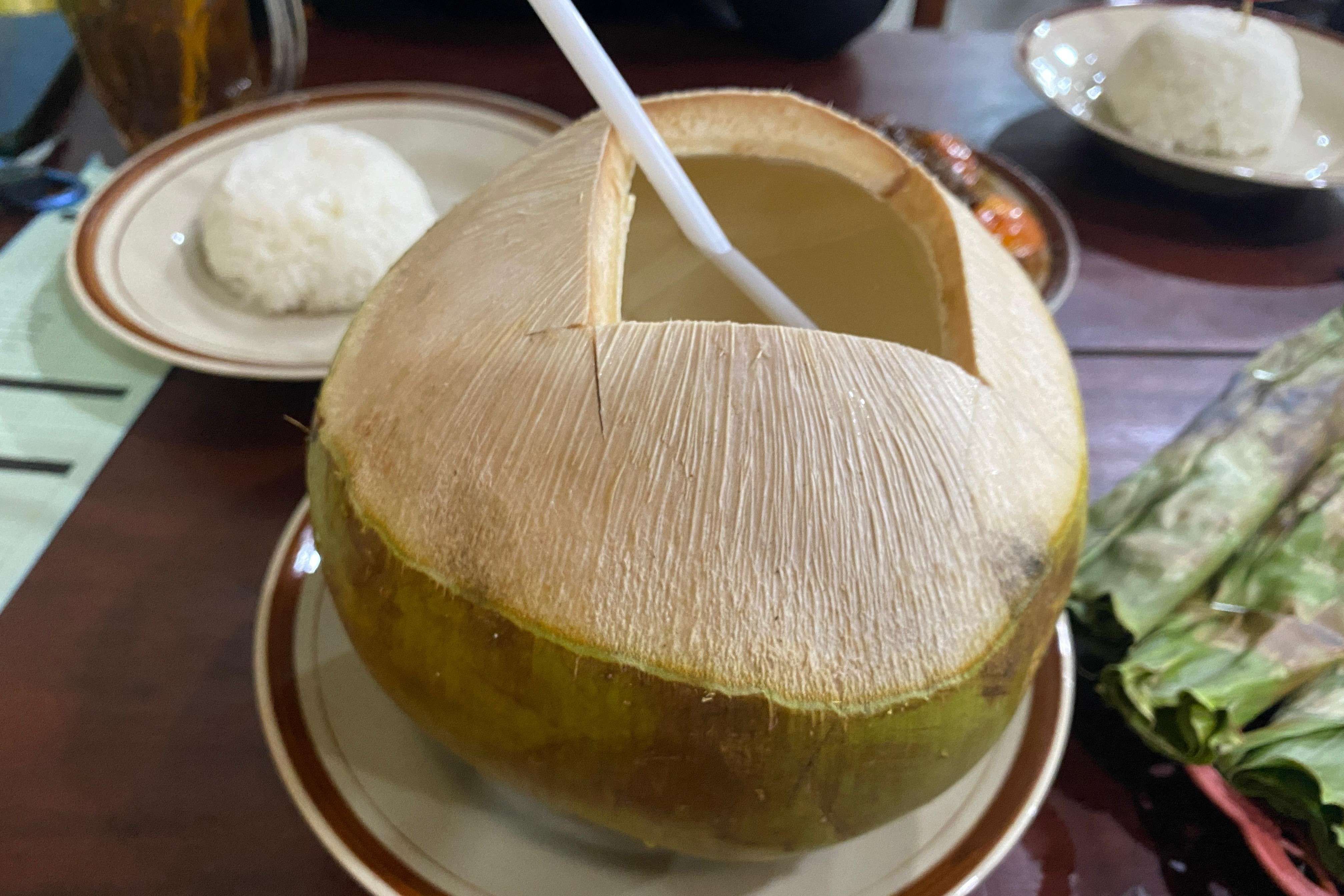 Menyajikan Kelapa Muda Utuh di Warung Makan Nusantara