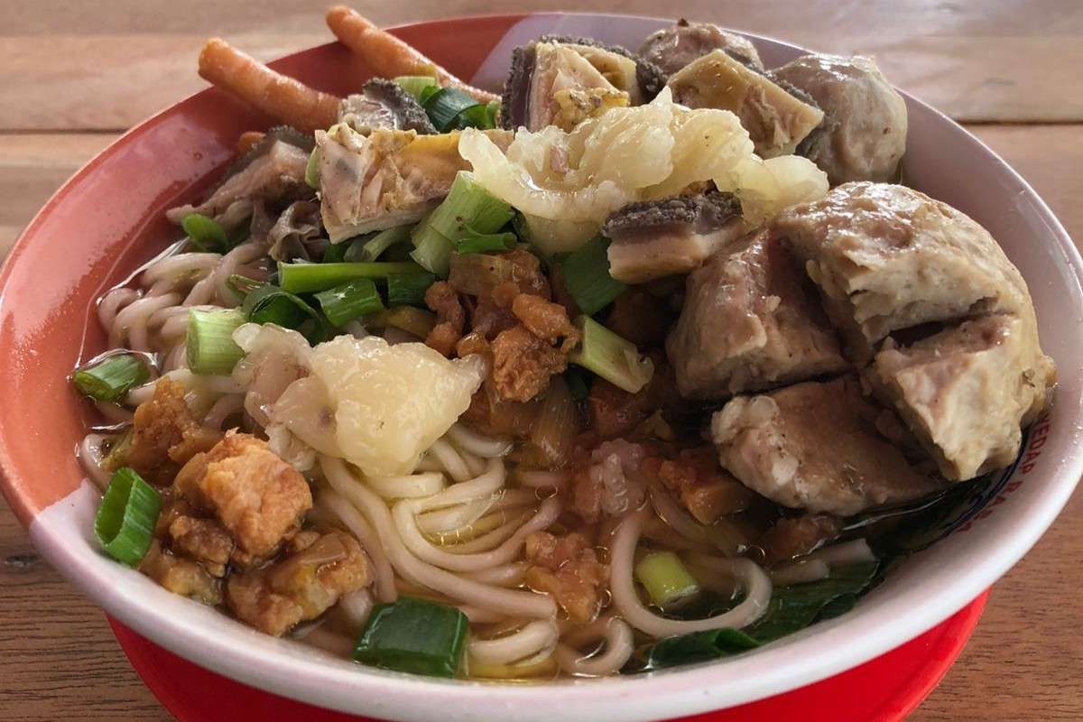 Cara Menyajikan Mie Ayam Bakso Ceker Jeroan