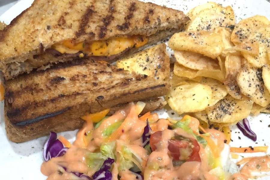 Sandwich Keju Panggang dengan Sayuran dan Keripik Kentang