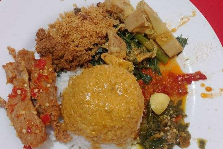 Mengapa Nasi Padang Selalu Disajikan dalam Porsi Jumbo?
