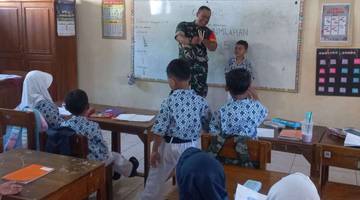 Anggota Babinsa Kudus Ajar Matematika di SD