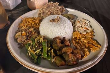 Mengenal Nasi Campur Bali, Sajian Penuh Rasa
