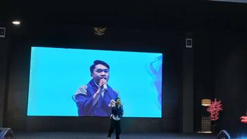 Bawakan Lagu Arti Cinta, Adjie Hipnotis Penonton