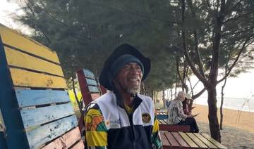 Bersama PLN Peduli, Tukimin Bersihkan Pantai Tirang