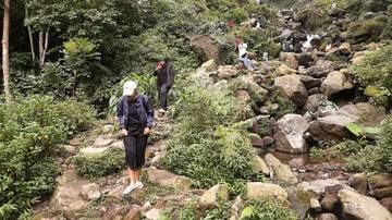 Tips Outfit Wisata Curug di Penghujung Tahun.
