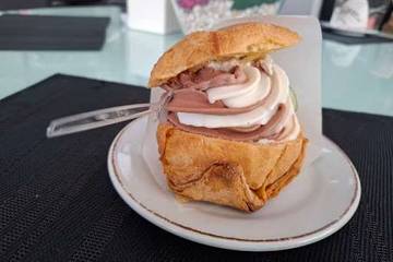 Nikmatnya Roti Soes Es Krim yang Lembut Menyegarkan