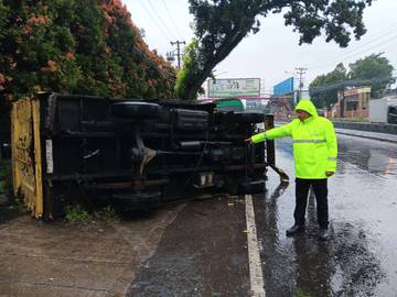 Sopir Kurang Konsentrasi, Truk Tabrak 2 Mobil