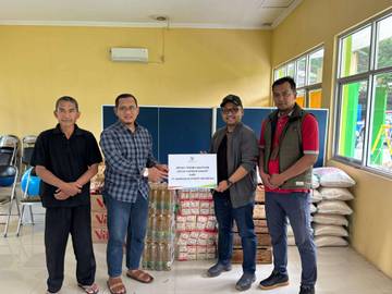 PLTU Batang Salurkan Bantuan Logistik Warga Terdampak Banjir 