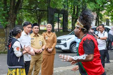 Santai, Gibran-Taj Yasin Ajak Mahasiswa Bahas Penguatan AI