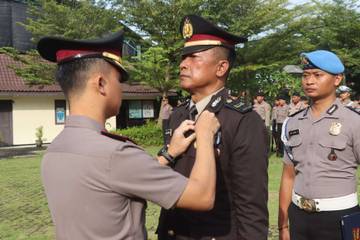 156-Personel Polres Demak Terima Tanda Kehormatan Satya Lencana