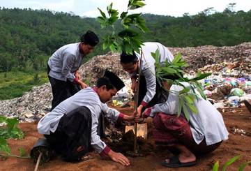 Hari Energi Bersih, Santri Tebuireng Beraksi di TPA Sanggrahan