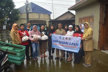 Siswa SMPN 5 Pati Bantu Teman Terdampak Banjir