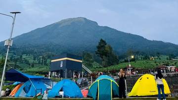 Menikmati Serunya Camping Santai di Bawah Kaki Gunung