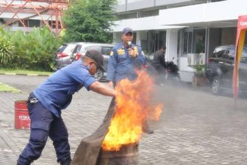 Gandeng Damkar, RRI Semarang Latih Pegawai Tanggap Kebakaran