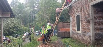 Polres Semarang Bantu Warga Terdampak Angin Puting Beliung