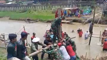 Gunakan Bambu, Warga Bangun Jembatan Darurat Mangkang Wetan