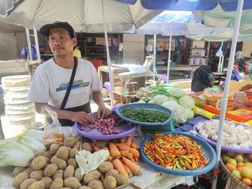 Pedagang Pasar Wiradesa Keluhkan Naiknya Harga Sembako    