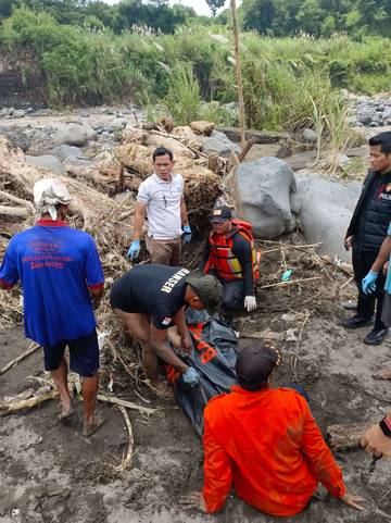 Hujan Deras, Pemotor di Tegal Hanyut Terseret Arus 