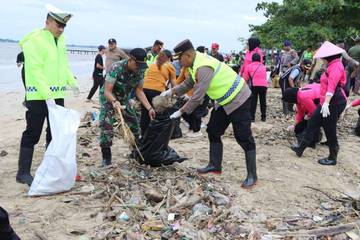 Polres Jepara Wujudkan Pantai Teluk Awur Bersih