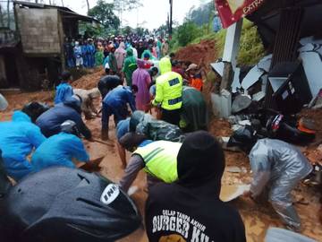 Korban Longsor di Watukumpul Telah Dievakuasi 