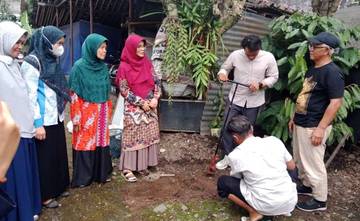 Unimma dan Pimpinan Ranting Aisyiyah Latih Pembuatan Biopori 
