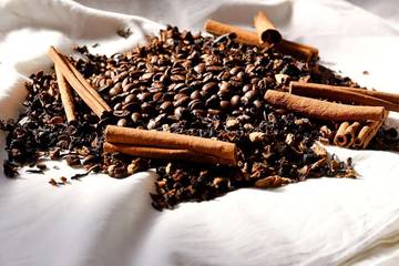 Tips Menyeduh Biji Kopi dengan Kayu Manis