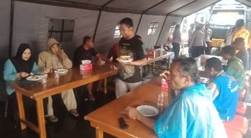 Imlek Meriah, Klenteng dan Brimob Pati Gelar Makan Gratis