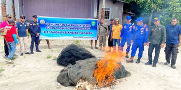 Polisi-DKP Musnahkan Alat Tangkap Ilegal di Danau Jempang