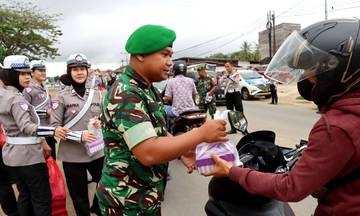 Satlantas Polres Kubar dan TNI Bagikan Takjil Ramadan 