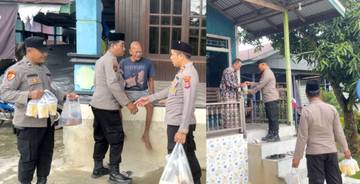 Berkah Ramadan, Polsek Long Iram Bagikan Takjil ke Warga
