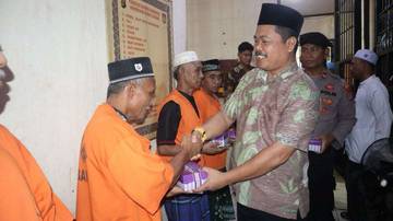 Polres Kutai Barat Berbagi Takjil dengan Para Tahanan 