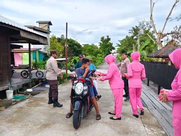 Polsek Muara Pahu Berbagi Takjil untuk Masyarakat