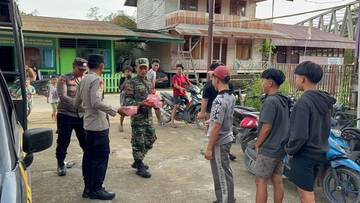 Polsek dan Koramil Berbagi Takjil Untuk Warga Damai