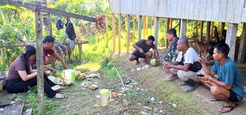 Warga Laham Bagikan Kelapa Muda untuk TNI Buka Puasa