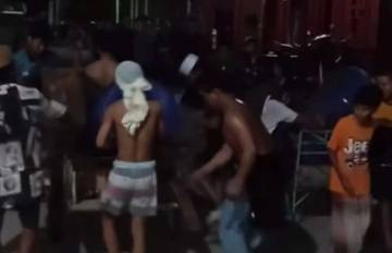 Remaja Penyinggahan Bangunkan Warga Sahur Gunakan Tong Air