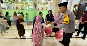 Kapolres Kubar Bersama Satlantas Bagikan Takjil untuk Warga