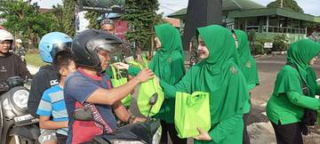 Berkah Ramadan, Persit Kodim 0912 Kubar Bagikan Takjil Gratis