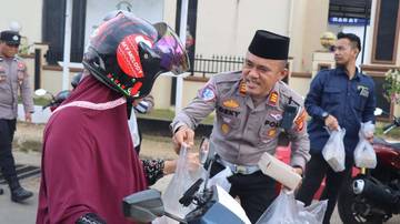 Perkuat Sinergi, Polres Kubar dan Media Berbagi Takjil