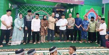 Pemkab Kubar Bagikan Bantuan 15 Juta Saat Safari Ramadan