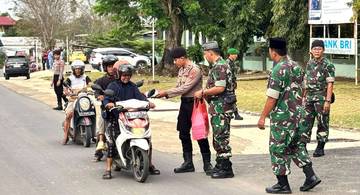 Sinergi TNI-Polri: Polres dan Kodim Kubar Bagikan Takjil